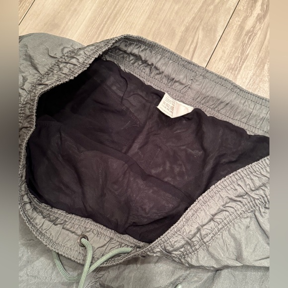 Onia Straight-Leg Mid-Length Crinkled Swim Shorts - Picture 9 of 10